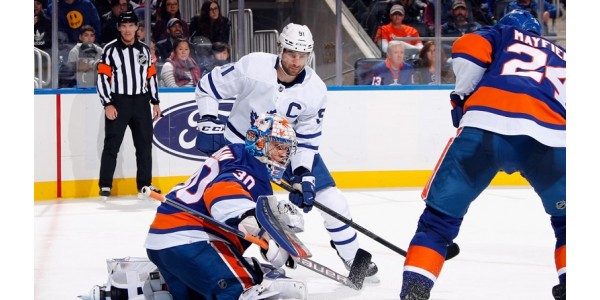 John Tavares atteint 1 000 points alors qu'il jouait pour les Maple Leafs de Toronto